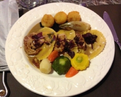 Filets de cailles, ravioles au foie gras, chicons braisés, patissons et carottes glacées