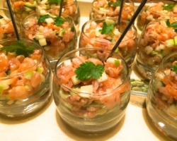 Verrine de guacamole, pomme concombre et crevettes grises