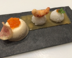 Sushis/écrevisse et compote de soja, bouchée glacée à la mousse de hareng