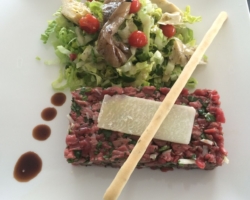 Tartare au couteau à l&#039;italienne (boeuf/huile de truffe/roquette)