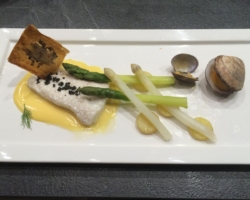 Filet de turbotin, asperges du pays, sauce hollandaise au muscat sec, feuille de brick au fenouil frit