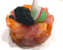 Tartare de thon rouge/ saumon frais/ saumon fumé/ yuzu/ zestes de lime/ poivre japonais