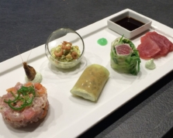 Tartare de thon rouge, Rouleau de printemps de thon, sashimi &amp; Soja, cannelloni de concombre aux crevettes, crème de wasabi