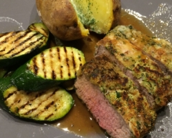 Selle d&#039;agneau du Languedoc cuisinée en croûte d&#039;herbes, courgettes bio grillées