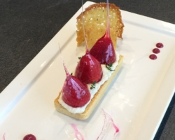 Tartelette sablée aux noisettes, mousse de rhubarbe, fraises d&#039;amour