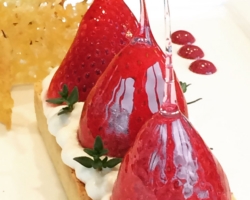 fraises d&#039;amour sur tartelette sablée aux noisettes &amp; mousse de rhubarbe