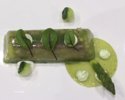 filets de maquereaux fumés en gelée de concombre, asperges, pois, crème de wasabi et sauce acidulée aux herbes