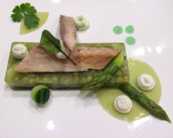 filets de maquereaux fumés sur une gelée de concombre, asperges, pois, crème de wasabi et sauce acidulée aux herbes