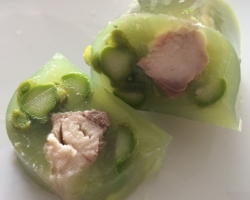 filets de maquereaux fumés en gelée de concombre, asperges, pois, crème de wasabi et sauce acidulée aux herbes