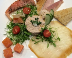 Pêche au thon, poisson fumé (cœur de saumon d&#039;Ecosse), cressonnette en vinaigrette de Chardonnay