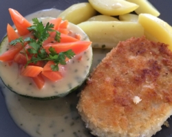 Mousseline de volaille panée au panko, courgette/carottes, sauce crème estragon