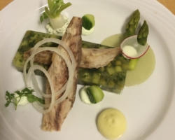 Maquereaux fumé, gelée de concombre aux asperges/pois/éclalotes/coriandre/persil, crème de wasabi, navet chandelle/crème aux herbes, espuma d&amp;#039;asperges vertes