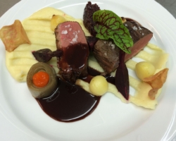 Canard cuit basse température, purée de panais, mini-betteraves glacées, quenelle de cerises du nord, rouelle d&amp;#039;échalote caramélisée/poivron fumé, chips de chioggia, sauce à la violette