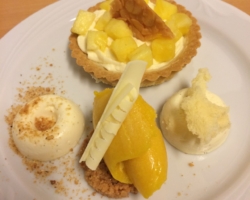 Tartelette sablée à la mousse de citron et ananas infusé menthe/verveine, mousse de chocolat blanc &amp;amp; biscuit éponge, nougatine et sorbet à la mangue