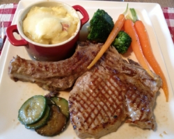 Côte de veau, gratins, légumes