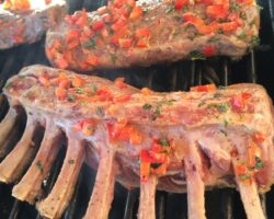 Couronne d&#039;agneau marinée aux poivrons et herbes du jardin