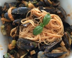 Spaghetti et moules de corde, sauce tomate/crème/aïl/échalotes/coriandre