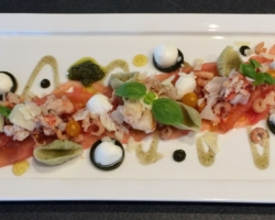 Chair de baby homard fumé et crevettes grises sur carpaccio de tomates, mozzarella, gelée de basilic, pesto, grana padano