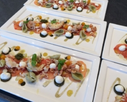 Chair de baby homard fumé et crevettes grises sur carpaccio de tomates, mozzarella, gelée de basilic, pesto, grana padano