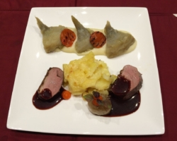 Canard, écrasé de topinambours, artichauts, poivron grillé, échalotte et gelée de poivron fumé, gratin dauphinois, sauce à la violette