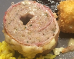 Roulade de haché en maki de lard et au coeur de fromage (fondu)