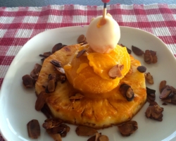 Ananas caramélisé, sorbet mangue et sucette (mangue/chocolat blanc), amandes grillées