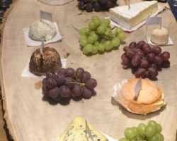 Etivaz, Sarte mi-vieux, Camembert, Brie de Meaux, Taupinière, Crottin de Chavignol, Chablis, Délice de Pommard, Fourme d&#039;Ambert