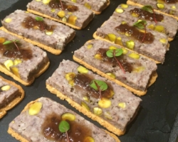 Terrine de chevreuil à la pistache, confit d&#039;échalotte