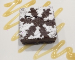 Brownie au chocolat et noix de pécan, caramel beurre salé