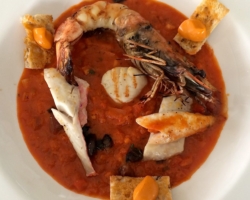 Rouget barbet, St Jacques snackée et Gambas grillée. Sauce bouillabaisse (olives grecques/brunoise de tomates noires/basilic Thaï), croutons et rouille