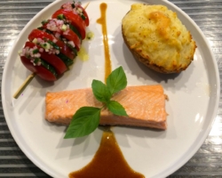 Truite saumonée, tomate/concombre, pomme macaire