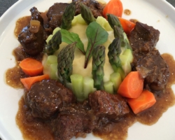 Daube de chevreuil, confit dans un fond maison/sauce soja/cassonade/oignons. Purée de panais et asperges