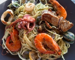 Spaghetti vongole persil/aïl/vin blanc, Gambas, encornets, calamares et thon rouge (mi-cuit)