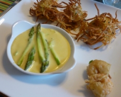 Oursins de pommes paille aux scampis, émincés d&amp;#039;asperges vertes sauce hollandaise