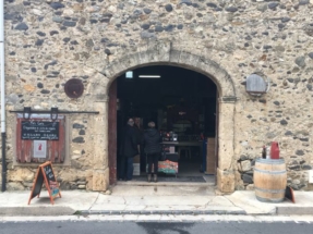 Entrée du chai, route de Clermont