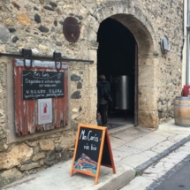 Entrée du chai, route de Clermont